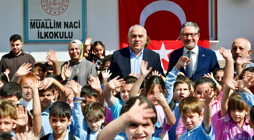 Başkan Turan, Muallim Naci İlkokulunda Anaokulu ve 1. Sınıfa Başlayan Öğrencilerimizin İlk Ders Günü Heyecanına Ortak Oldu