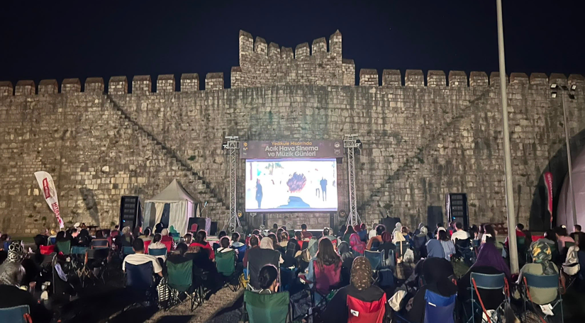 Açık Havada Tarihle Buluşma: Yedikule Hisarı nda Sinema Akşamları Turkcell Sponsorluğunda Devam Ediyor Açık Havada Tarihle Buluşma: Yedikule Hisarı nda Sinema Akşamları Turkcell Sponsorluğunda Devam Ediyor