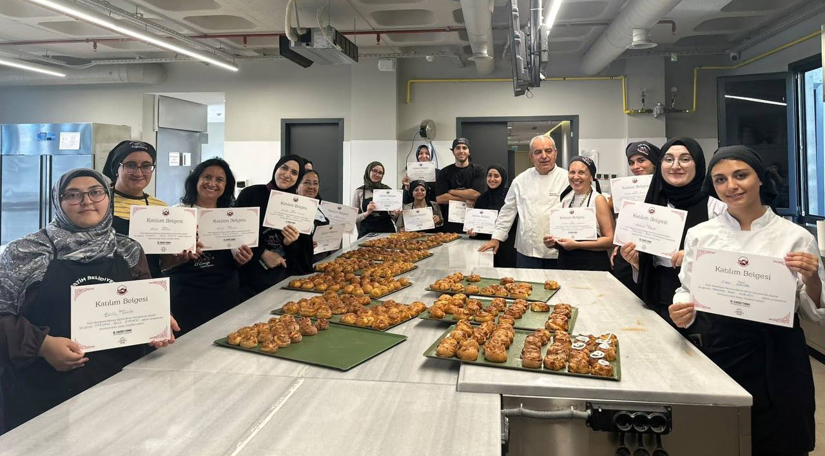 KARINCA El Emeği Eğitim Birimi'nden Lezzetli Tarifler: GastroSanat'ta Tarçınlı Rulo Eğitimi