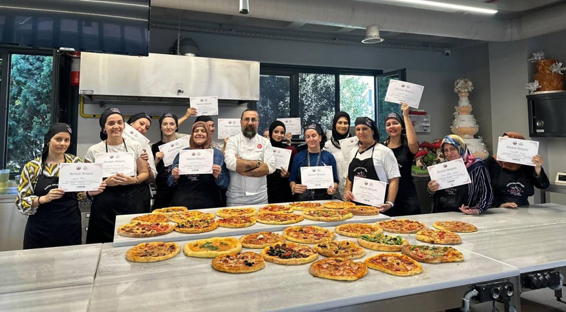 Vatandaşlarımız KARINCA El Emeği Birimi nin GastroSanat ta Düzenlediği Pizza Yapım Atölyesi nde Buluşuyor Vatandaşlarımız KARINCA El Emeği Birimi nin GastroSanat ta Düzenlediği Pizza Yapım Atölyesi nde Buluşuyor