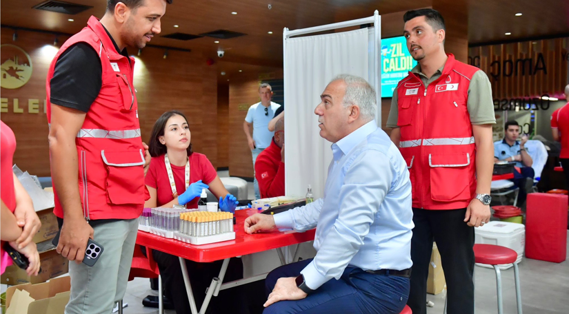 Başkan Turan, Belediye Başkanlığı Binasındaki Türk Kızılay Kan Bağışı Noktasını Ziyaret Ederek Fatihlileri Kampanyaya Davet Etti