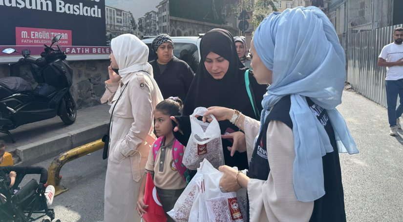 Halkla İlişkiler Ofisi Ekiplerimiz Yeni Eğitim Öğretim Yılında Velilerimizle Bir Araya Gelerek Hediyeler Takdim Etti Halkla İlişkiler Ofisi Ekiplerimiz Yeni Eğitim Öğretim Yılında Velilerimizle Bir Araya Gelerek Hediyeler Takdim Etti