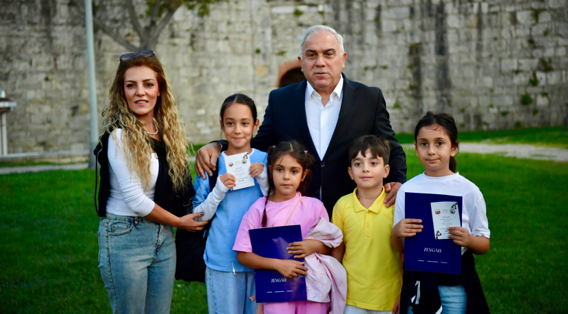 Başkan Turan, Yedikule Hisarı nı Ziyaret Ederek Zeygâh Ritim Topluluğu Konserinde Vatandaşlarımızla Bir Araya Geldi Başkan Turan, Yedikule Hisarı nı Ziyaret Ederek Zeygâh Ritim Topluluğu Konserinde Vatandaşlarımızla Bir Araya Geldi