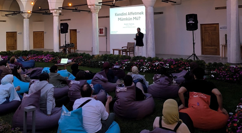 Medrese Davutpaşa daki Psikoloji Sohbetleri nde Kendini Affetmenin İyileştirici Gücü Konuşuldu