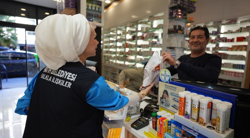 Halkla İlişkiler Ofisimizden Eczacılar Günü nde Anlamlı Ziyaret ve Hediye Takdimi Halkla İlişkiler Ofisimizden Eczacılar Günü nde Anlamlı Ziyaret ve Hediye Takdimi