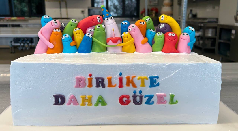 KARINCA El Emeği Eğitim Birimimizin 100 Bin Takipçi Sevinci, “Birlikte Daha Güzel” Pastasıyla Özel Gereksinimli Çocuklarımızla Paylaşıldı KARINCA El Emeği Eğitim Birimimizin 100 Bin Takipçi Sevinci, “Birlikte Daha Güzel” Pastasıyla Özel Gereksinimli Çocuklarımızla Paylaşıldı