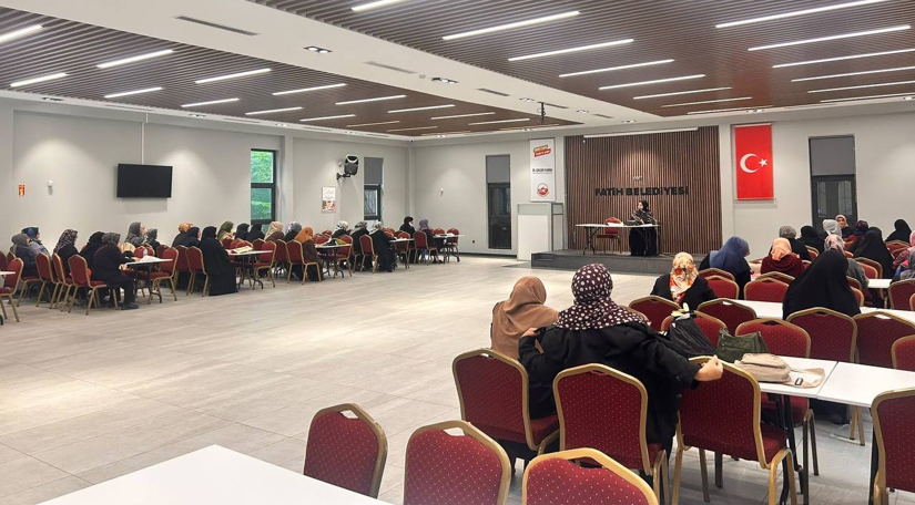 Fatih te Cuma Sohbetleriyle Manevi Buluşmalar: Halkla İlişkiler Ofisimiz Kadınlara Yönelik Programlarını Sürdürüyor Fatih te Cuma Sohbetleriyle Manevi Buluşmalar: Halkla İlişkiler Ofisimiz Kadınlara Yönelik Programlarını Sürdürüyor