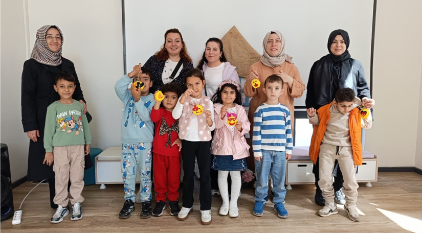 Anne ve Çocuklarımız Silivrikapı Çocuk Kütüphanesi nde Düzenlenen Emoji Anahtarlık Atölyesi nde Buluştu: Hem Eğlendiler Hem de Öğrendiler Anne ve Çocuklarımız Silivrikapı Çocuk Kütüphanesi nde Düzenlenen Emoji Anahtarlık Atölyesi nde Buluştu: Hem Eğlendiler Hem de Öğrendiler