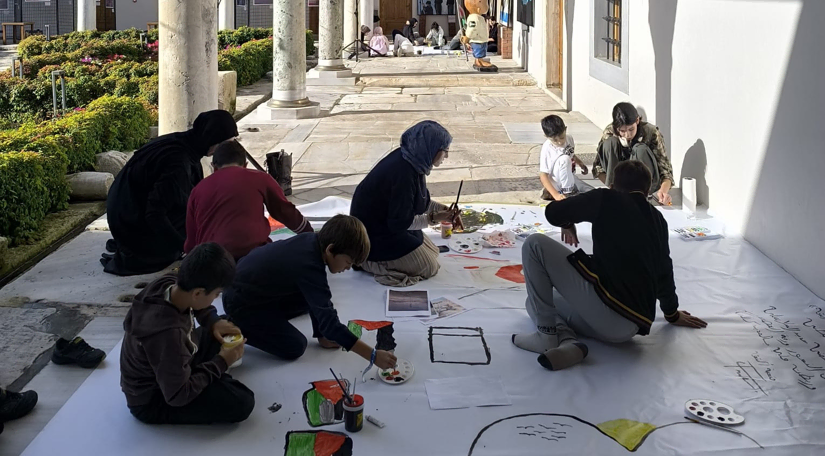 Medrese Davutpaşa da Ressamlar, Gençlerimiz ve Çocuklarımız Çizgilerini ve Renklerini Filistin le Dayanışmayı Yansıtan Ortak Bir Eserde Buluşturdu