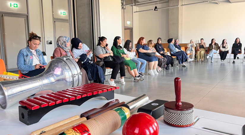 Vatandaşlarımız, İstanbul Modern de Asena Akan ile “Kendini Akort Etmek” Etkinliğinde Müzik ve Ritimle Kendilerini Dinledi Vatandaşlarımız, İstanbul Modern de Asena Akan ile “Kendini Akort Etmek” Etkinliğinde Müzik ve Ritimle Kendilerini Dinledi