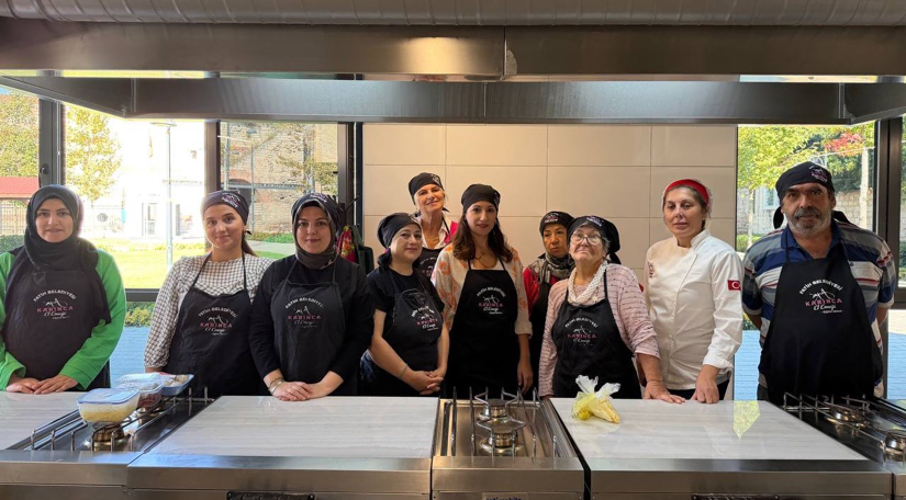 Vatandaşlarımız KARINCA El Emeği Birimi nin GastroSanat ta Düzenlediği Pizza Yapım Atölyesi nde Buluşuyor Vatandaşlarımız KARINCA El Emeği Birimi nin GastroSanat ta Düzenlediği Pizza Yapım Atölyesi nde Buluşuyor