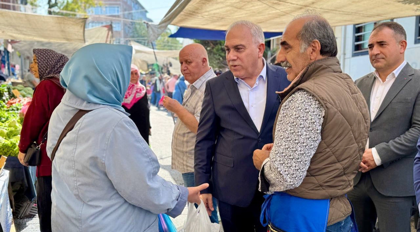 Başkan Turan, Pazartesi Pazarı nda Esnaf ve Hemşehrileriyle Buluştu Başkan Turan, Pazartesi Pazarı nda Esnaf ve Hemşehrileriyle Buluştu