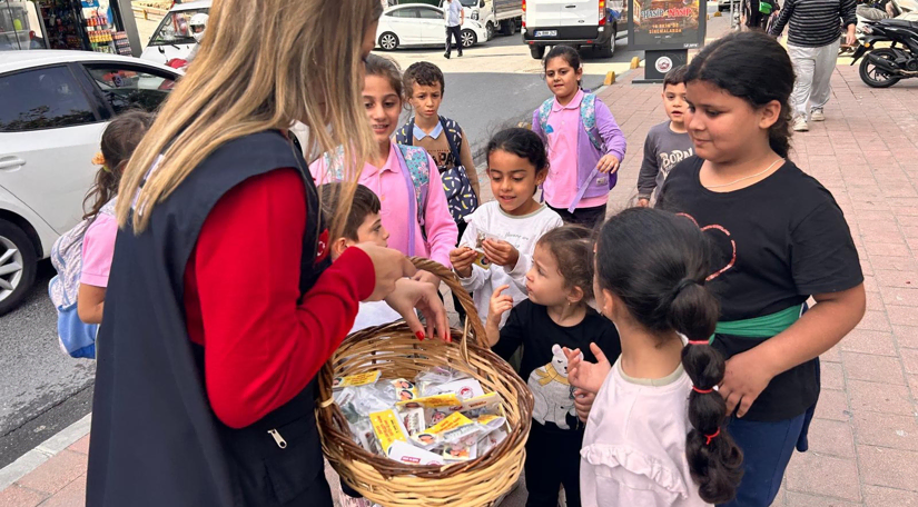 Halkla İlişkiler Ofisi Ekiplerimiz, Dünya Kız Çocukları Günü nde Fatih in Çeşitli Noktalarında Armağanlarıyla Çocuklarımızın Yüzünü Güldürdü Halkla İlişkiler Ofisi Ekiplerimiz, Dünya Kız Çocukları Günü nde Fatih in Çeşitli Noktalarında Armağanlarıyla Çocuklarımızın Yüzünü Güldürdü