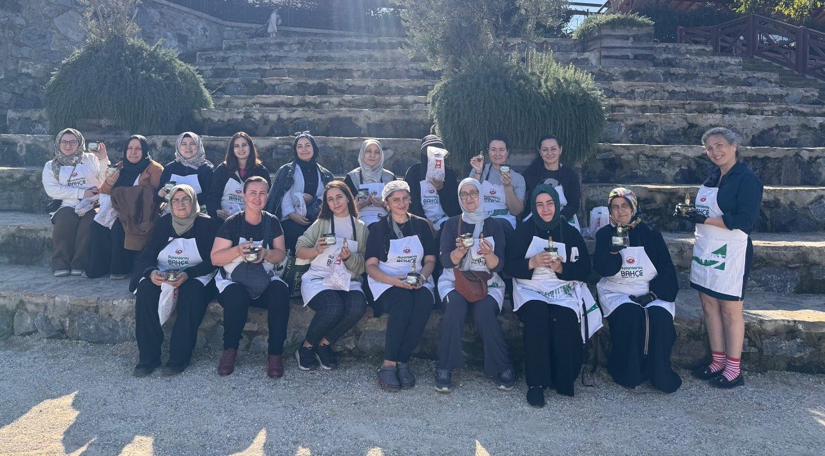 Vatandaşlarımız, Ayvansaray Bahçe deki Zeytin Hasadı ile Salamura Etkinliğinde Buluşuyor Vatandaşlarımız, Ayvansaray Bahçe deki Zeytin Hasadı ile Salamura Etkinliğinde Buluşuyor
