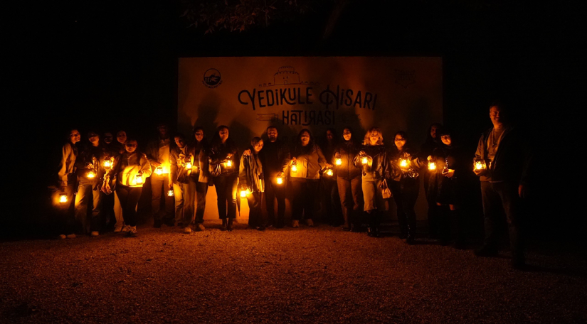 Dolunayın Işığında Fenerlerle Keşif: Yedikule Hisarı nda Tarihî Gece Turu Dolunayın Işığında Fenerlerle Keşif: Yedikule Hisarı nda Tarihî Gece Turu