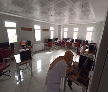 Evinde İnterneti ve Bilgisayarı Olmayan Öğrencilerimizin Hizmetindeyiz Evinde İnterneti ve Bilgisayarı Olmayan Öğrencilerimizin Hizmetindeyiz