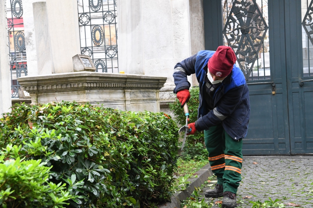 Hazire ve Türbelerin Kış Bakımı Yapılıyor Hazire ve Türbelerin Kış Bakımı Yapılıyor