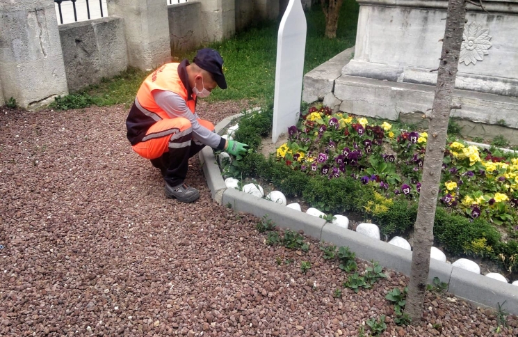 Türbe Kabir ve Hazirelerimizin Bakımlarını Aksatmıyoruz Türbe Kabir ve Hazirelerimizin Bakımlarını Aksatmıyoruz