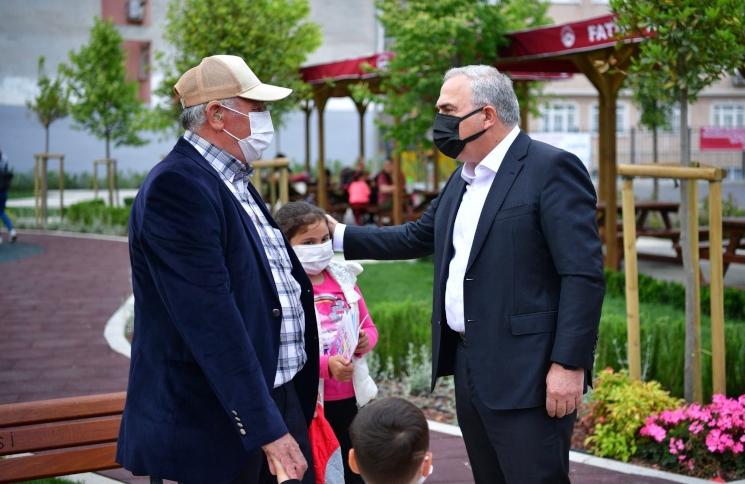 Başkan Turan Seyyid Ömer Parkı'ndaki Hemşehrileriyle Hasbihal Etti