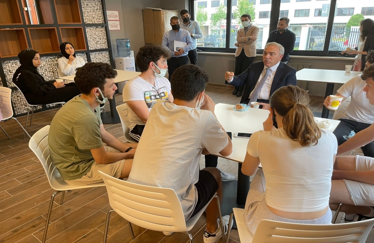 Başkan Turan Cerrahpaşa Kütüphanesi ni Ziyaret Etti Başkan Turan Cerrahpaşa Kütüphanesi ni Ziyaret Etti