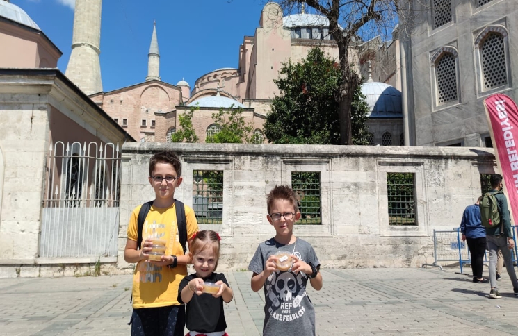 Fatih te Binlerce Aşure Dağıtıldı