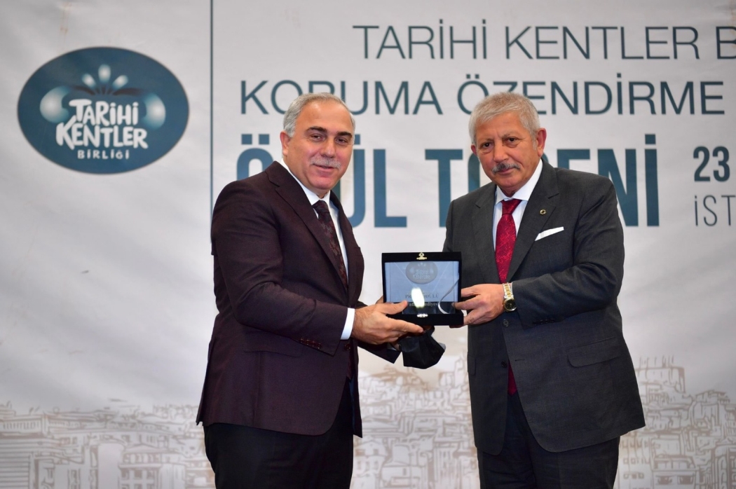 Award from Union of Historical Towns to Fatih Municipality Award from Union of Historical Towns to Fatih Municipality