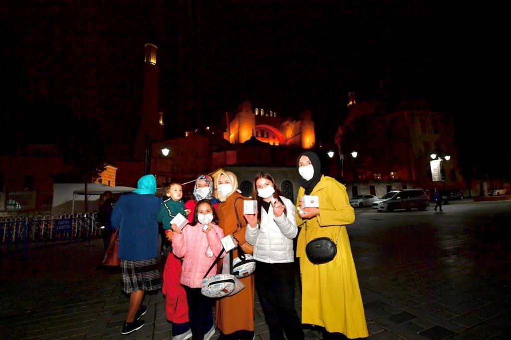 Fatihli Komşularımıza Kandil Simidi ve Lokum İkram Ettik Fatihli Komşularımıza Kandil Simidi ve Lokum İkram Ettik