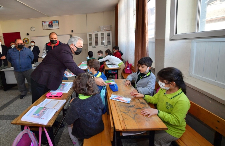 Başkan Turan dan Çocuklara Diş Fırçası Seti Hediyesi Başkan Turan dan Çocuklara Diş Fırçası Seti Hediyesi