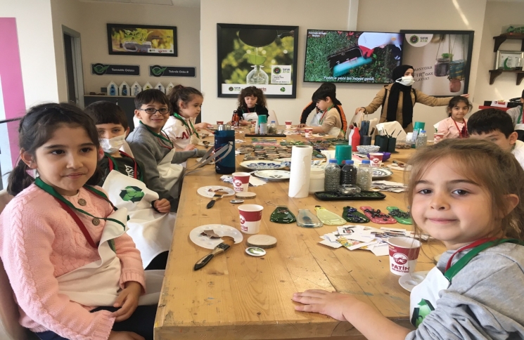 Öğrenciler 1. Sınıf Atık Getirme Merkezi nde Hem Öğreniyor Hem Eğleniyor Öğrenciler 1. Sınıf Atık Getirme Merkezi nde Hem Öğreniyor Hem Eğleniyor