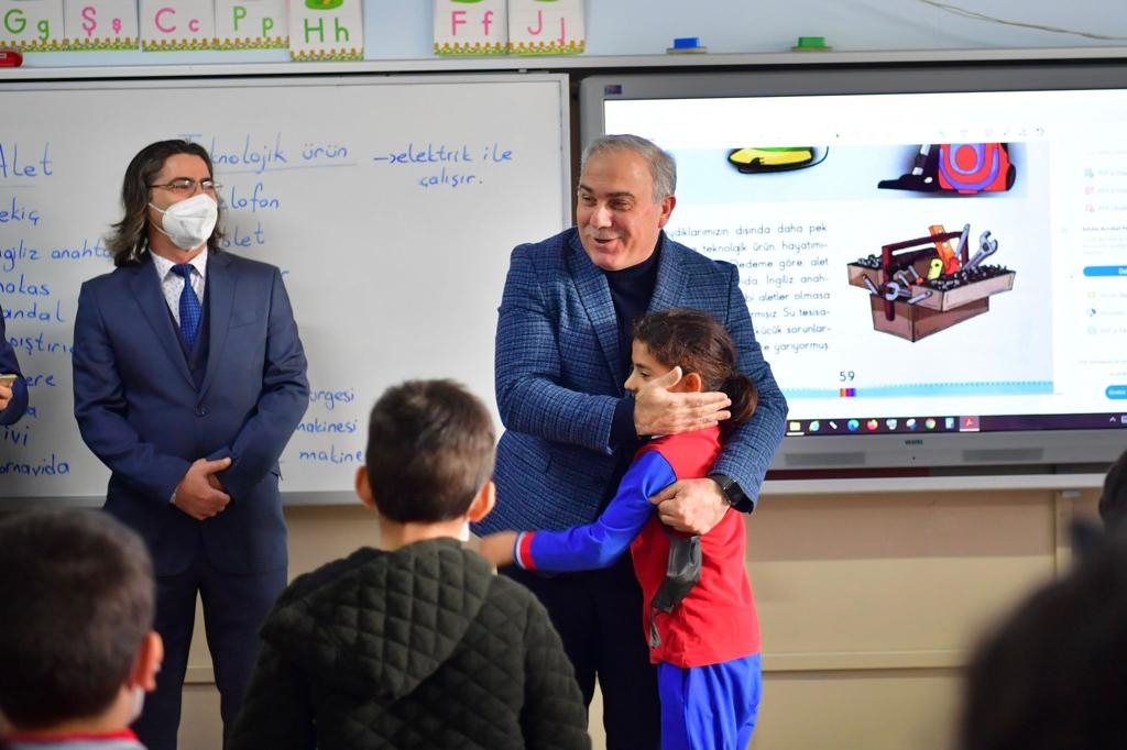 Başkan Turan Öğrenciler ve Esnafla Bir Araya Geldi Başkan Turan Öğrenciler ve Esnafla Bir Araya Geldi