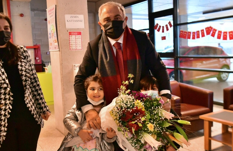 Başkan Turan Öğrencilere Karne Dağıttı Başkan Turan Öğrencilere Karne Dağıttı