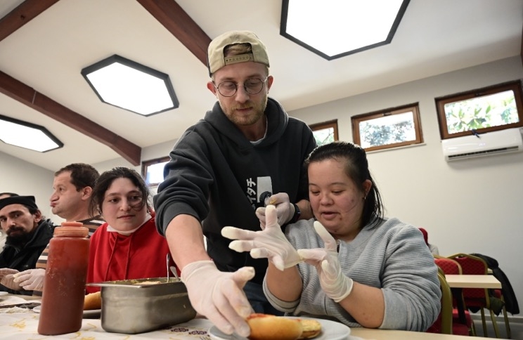 Fatihli Engellilerimiz Master Şef Tahsin İle Hamburger Yaptı Fatihli Engellilerimiz Master Şef Tahsin İle Hamburger Yaptı