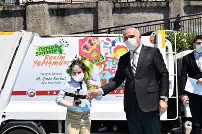 Ödüllü Resimler Fatih Belediyesi nin Çöp Kamyonlarını Renklendirdi Ödüllü Resimler Fatih Belediyesi nin Çöp Kamyonlarını Renklendirdi