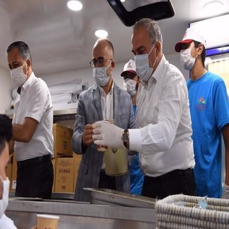 Ayasofya Camii ni Ziyaret Edenlere Hizmetlerimiz Devam Ediyor Ayasofya Camii ni Ziyaret Edenlere Hizmetlerimiz Devam Ediyor