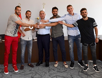 Karagümrük Spor Şampiyonluk Kupasını Başkan Turan ile Paylaştı Karagümrük Spor Şampiyonluk Kupasını Başkan Turan ile Paylaştı