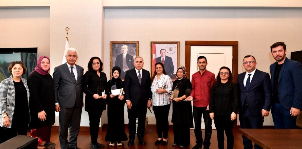 Sıfır Atık Projesi nde Dereceye Girenler Ödüllerini Başkan Turan ın Elinden Aldı