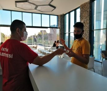 Kütüphane Misafirlerimize Ufak Sürprizler Yapıyoruz Kütüphane Misafirlerimize Ufak Sürprizler Yapıyoruz