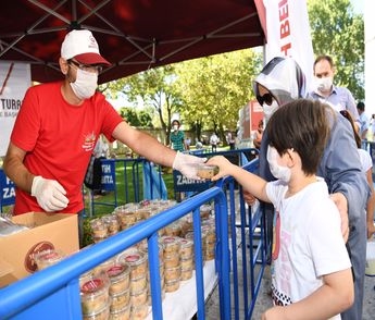Fatih Belediyesi nden Aşure İkramı Fatih Belediyesi nden Aşure İkramı