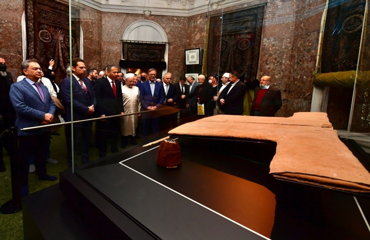 Hırka-i Şerif 2 Yıl Aradan Sonra Ziyarete Açıldı Hırka-i Şerif 2 Yıl Aradan Sonra Ziyarete Açıldı