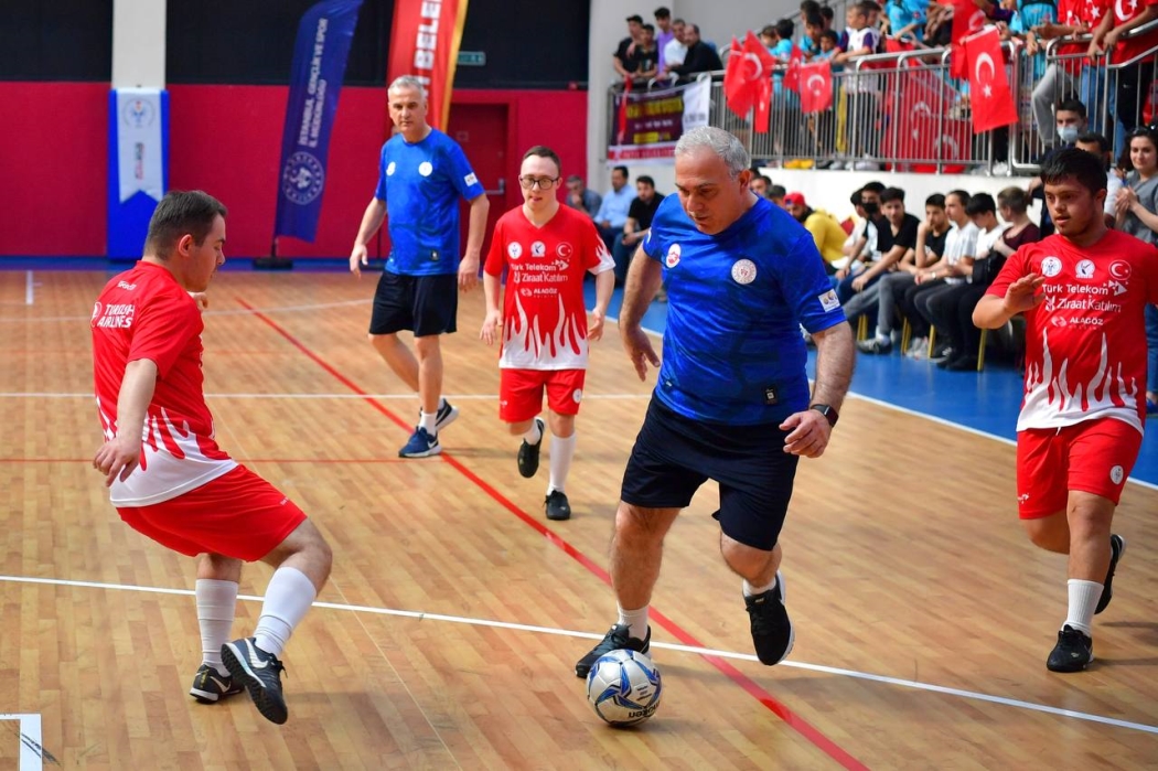 Başkan Turan Şampiyonlarla Futsal Oynadı