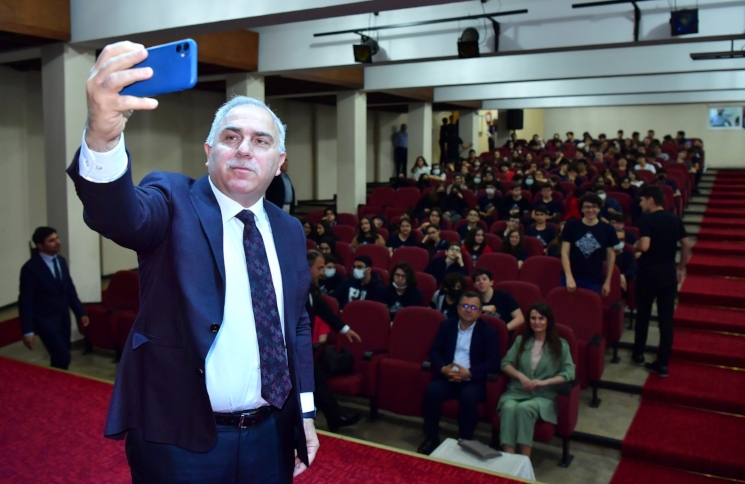 Başkan Turan Pertevniyal Lisesi Öğrencileriyle Buluştu Başkan Turan Pertevniyal Lisesi Öğrencileriyle Buluştu