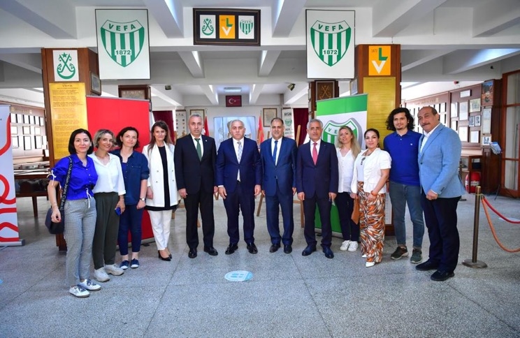 Başkan Turan Vefa Lisesi ni Ziyaret Etti Başkan Turan Vefa Lisesi ni Ziyaret Etti