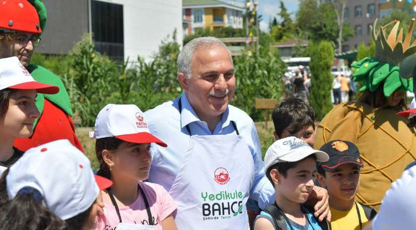 Başkan M. Ergün Turan Çocuklarla Birlikte Yedikule Bahçe de Hasat Topladı