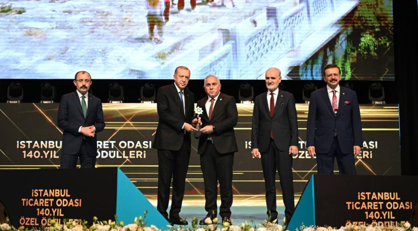 Cumhurbaşkanımız Sayın Erdoğan Başkan Turan'a İTO Özel Ödülünü Takdim Etti
