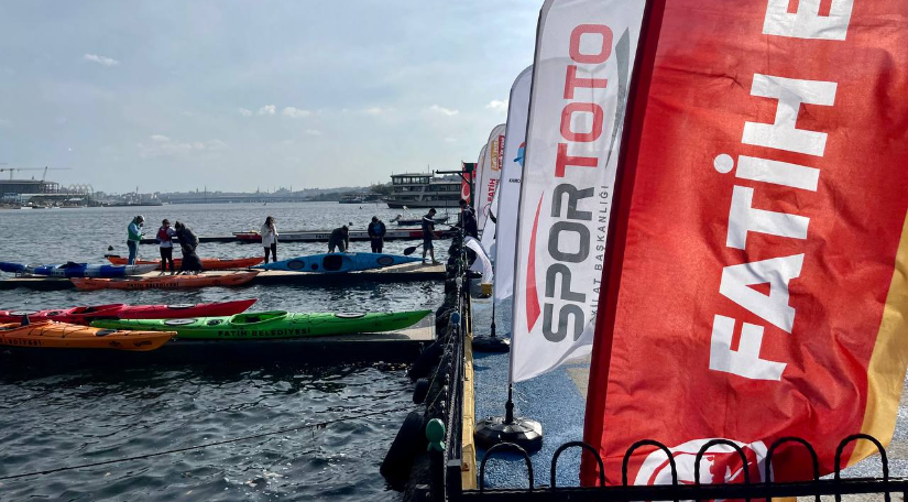 Haliç Deniz Kanosu Yarışları Fatih Belediyesi Kano Kürek Merkezi nde Gerçekleşti