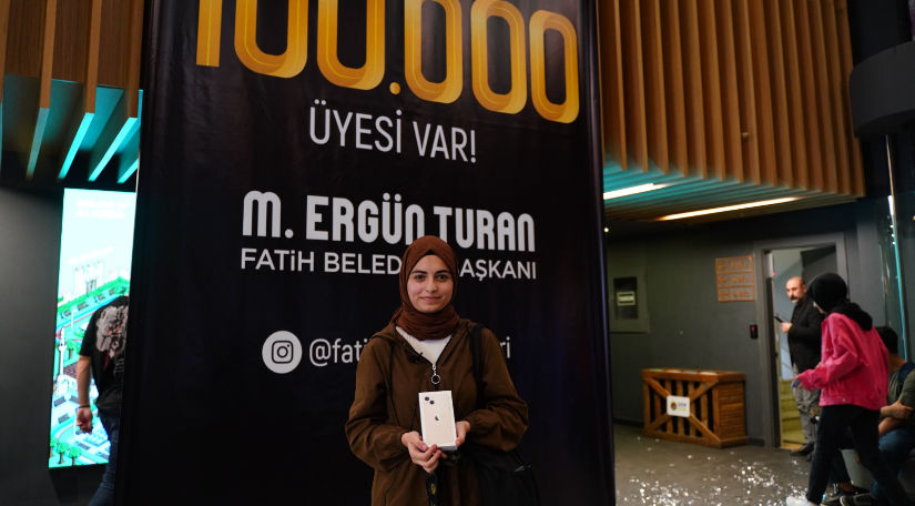 Fatih Kütüphaneleri nin 100 Bininci Üyesine Güldüren Sürpriz Fatih Kütüphaneleri nin 100 Bininci Üyesine Güldüren Sürpriz