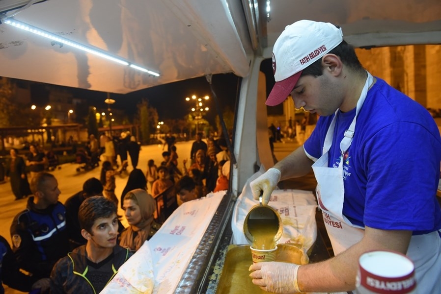 Fatih Belediyesi nden Evlerine Giremeyen Vatandaşlara Çorba İkramı Fatih Belediyesi nden Evlerine Giremeyen Vatandaşlara Çorba İkramı