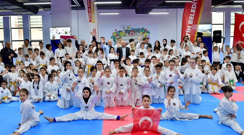Neslişah Sultan Kültür ve Spor Merkezi Büyük Bir Şenlikle Açıldı