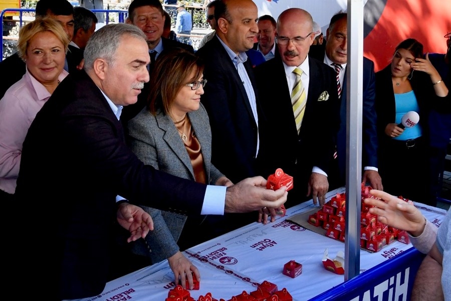 Tarihi Eminönü Meydanı nda 15 Bin Dilim Baklava Dağıtıldı Tarihi Eminönü Meydanı nda 15 Bin Dilim Baklava Dağıtıldı