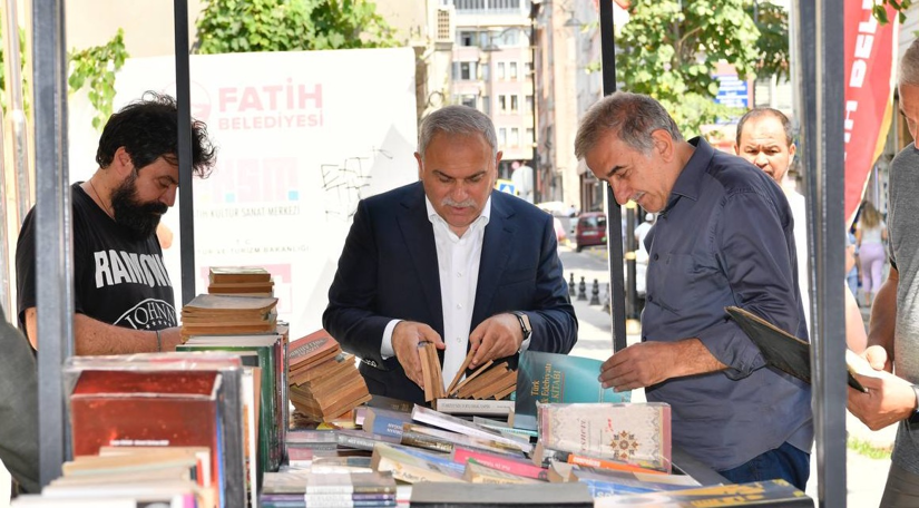 Fatih Belediyesi Sanat Sokağı nda Sahaflar Çarşısı Açıldı: Kitap Tutkunları Buraya!